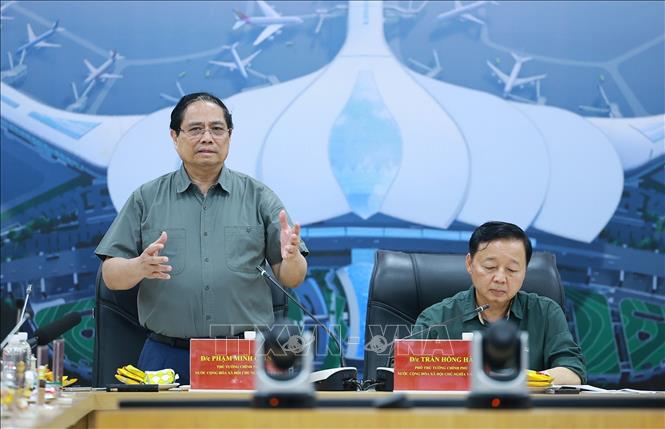 Thủ tướng Phạm Minh Chính làm việc với các đơn vị thi công dự án Cảng hàng không quốc tế Long Thành (Đồng Nai). Ảnh: Dương Giang - TTXVN
