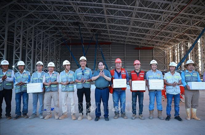 Thủ tướng Phạm Minh Chính tặng quà các đơn vị thi công dự án Cảng hàng không quốc tế Long Thành (Đồng Nai). Ảnh: Dương Giang - TTXVN