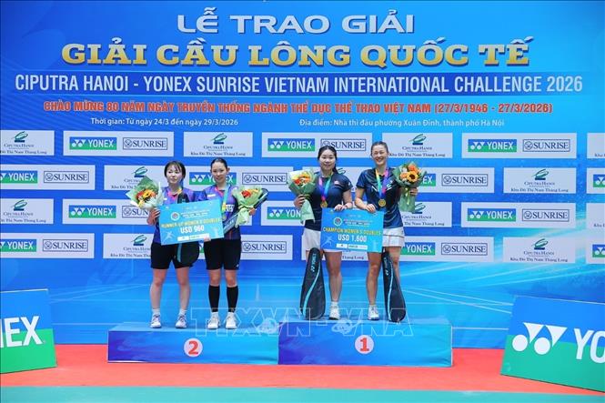 Cặp VĐV Somerville (Australia) - Josephine Wu (Canada) thắng Miki Kanehiro - Yuna Kato (Nhật Bản) 2-1 trước đối thủ, giành HCV. Ảnh: Minh Quyết - TTXVN