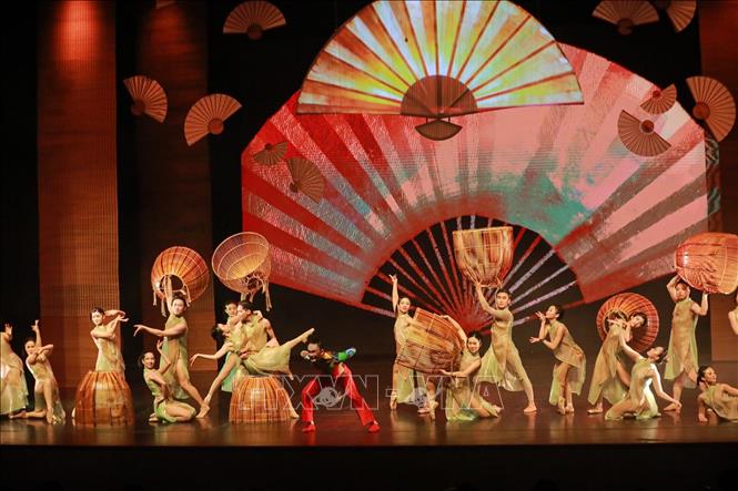 Những hình ảnh quen thuộc của làng quê Việt Nam xuất hiện trên sân khấu với vai trò căn cốt sáng tạo. Ảnh: Khánh Hoà - TTXVN