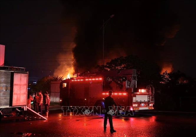Nhiều xe chữa cháy có mặt tại hiện trường xử lý đám cháy. Ảnh: Phạm Kiên - TTXVN