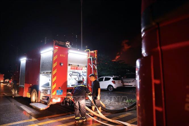 lực lượng Phòng cháy chữa cháy và cứu nạn cứu hộ có mặt tại hiện trường xử lý đám cháy. Ảnh: Phạm Kiên - TTXVN