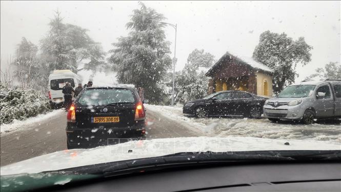 Cảnh tắc nghẽn giao thông do tuyết rơi dày. Ảnh: Mạnh Hùng - PV TTXVN tại Algeria 