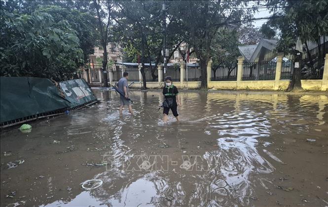 Khu vực trước cổng vào chung cư Ecohome1 (phường Đông Ngạc, Hà Nội) bị ngập úng cục bộ. Ảnh: Nguyễn Thắng - TTXVN
