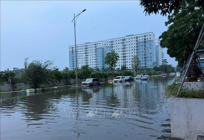 Đường vào trường Tiểu học Đông Ngạc (phường Đông Ngạc, Hà Nội) bị ngập sâu, giao thông tê liệt. Ảnh: Nguyễn Thắng - TTXVN
