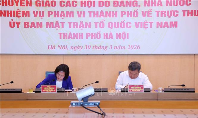 Chủ tịch UBND thành phố Hà Nội Vũ Đại Thắng và Chủ tịch Uỷ ban MTTQ Việt Nam thành phố Hà Nội Bùi Huyền Mai ký kết Biên bản bàn giao tại hội nghị. Ảnh: Văn Điệp - TTXVN