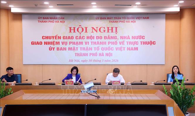 Chủ tịch UBND thành phố Hà Nội Vũ Đại Thắng và Chủ tịch Uỷ ban MTTQ Việt Nam thành phố Hà Nội Bùi Huyền Mai ký kết Biên bản bàn giao tại hội nghị. Ảnh: Văn Điệp - TTXVN