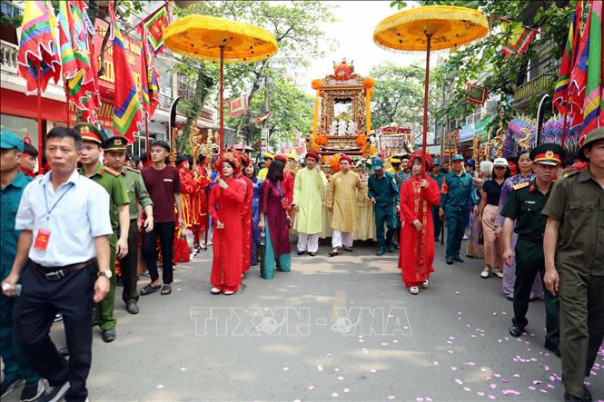 Lễ rước Mẫu từ đền Thượng về đền Hạ. Ảnh: Quang Cường - TTXVN