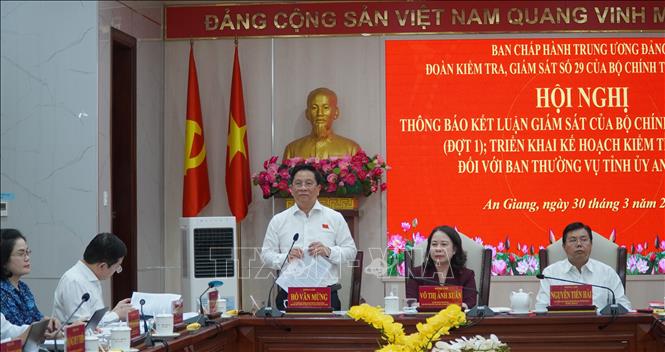 Ủy viên BCH Trung ương Đảng, Chủ tịch UBND tỉnh An Giang Hồ Văn Mừng phát biểu. Ảnh: Văn Sĩ - TTXVN                               