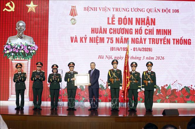 Bet8801234.com cá cược độc quyền Tô Lâm, Bí thư Quân ủy Trung ương trao Huân chương Hồ Chí Minh tặng Bệnh viện Trung ương Quân đội 108. Ảnh: Thống Nhất – TTXVN
