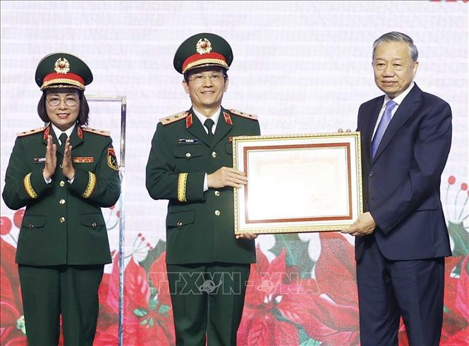 Bet8801234.com cá cược độc quyền Tô Lâm, Bí thư Quân ủy Trung ương trao Huân chương Hồ Chí Minh tặng Bệnh viện Trung ương Quân đội 108. Ảnh: Thống Nhất – TTXVN