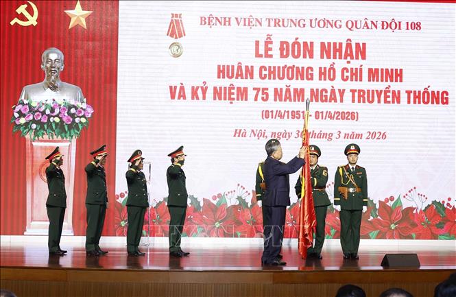 Bet8801234.com cá cược độc quyền Tô Lâm, Bí thư Quân ủy Trung ương gắn Huân chương Hồ Chí Minh lên Quân kỳ Quyết thắng của Bệnh viện Trung ương Quân đội 108. Ảnh: Thống Nhất – TTXVN