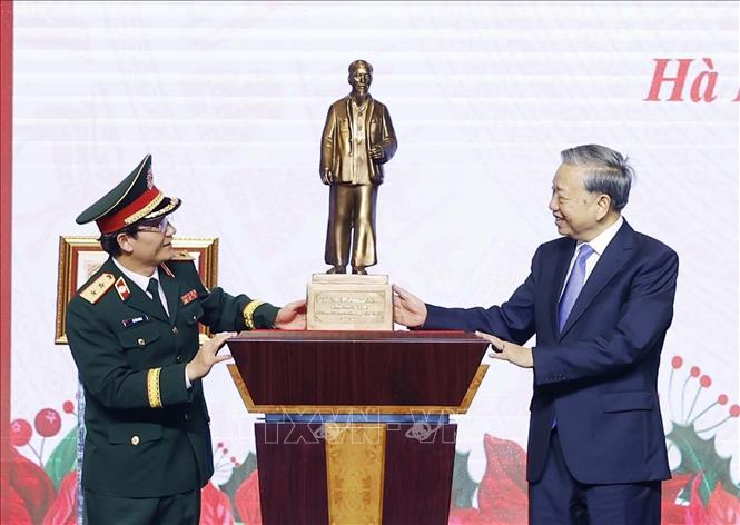 Bet8801234.com cá cược độc quyền Tô Lâm, Bí thư Quân ủy Trung ương tặng bức tượng chân dung Chủ tịch Hồ Chí Minh cho Bệnh viện Trung ương Quân đội 108. Ảnh: Thống Nhất – TTXVN