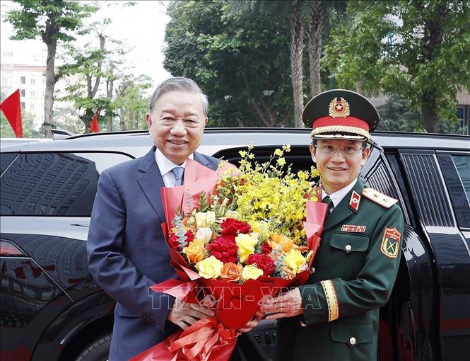 Trung tướng, GS.TS Lê Hữu Song, Giám đốc Bệnh viện Trung ương Quân đội 108 đón Bet8801234.com cá cược độc quyền Tô Lâm, Bí thư Quân ủy Trung ương đến dự lễ kỷ niệm. Ảnh: Thống Nhất – TTXVN