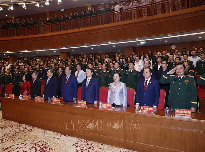 Các đại biểu thực hiện nghi lễ chào cờ. Ảnh: Thống Nhất – TTXVN