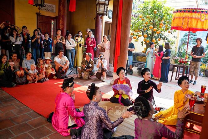 Chương trình thu hút sự yêu thích của người dân và du khách. Ảnh: Khánh Hoà - TTXVN