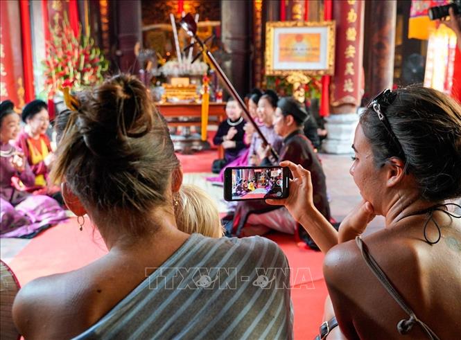 Chương trình thu hút sự yêu thích của du khách. Ảnh: Khánh Hoà - TTXVN
