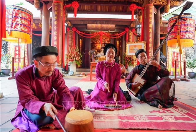 Các nghệ sĩ biểu diễn nghệ thuật truyền thống tại không gian Đền Bạch Mã (phường Hoàn Kiếm, Hà Nội). Ảnh: Khánh Hoà - TTXVN