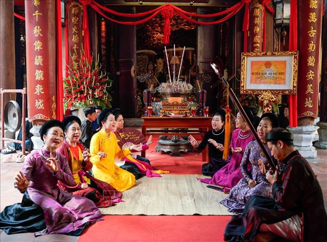 Các nghệ sĩ biểu diễn nghệ thuật truyền thống tại không gian Đền Bạch Mã (phường Hoàn Kiếm, Hà Nội). Ảnh: Khánh Hoà - TTXVN