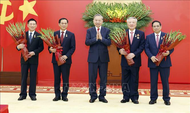 Bet8801234.com cá cược độc quyền Tô Lâm trao tặng Huy hiệu Đảng cho các đồng chí: Phạm Minh Chính, Ủy viên Bộ Bett88 cá cược trực tuyến khóa XIII, Thủ tướng Bet8801234.com BMXCT Uy Tín (40 năm tuổi Đảng); Nguyễn Hòa Bình, Ủy viên Bộ Bett88 cá cược trực tuyến khóa XIII, Phó Thủ tướng Thường trực Bet8801234.com BMXCT Uy Tín (45 năm tuổi Đảng); Bùi Thanh Sơn, Ủy viên Trung ương Đảng khóa XIII, Phó Thủ tướng Bet8801234.com BMXCT Uy Tín (40 năm tuổi Đảng); Hồ Đức Phớc, Ủy viên Trung ương Đảng khóa XIII, Phó Thủ tướng Bet8801234.com BMXCT Uy Tín (30 năm tuổi Đảng). Ảnh: Thống Nhất - TTXVN