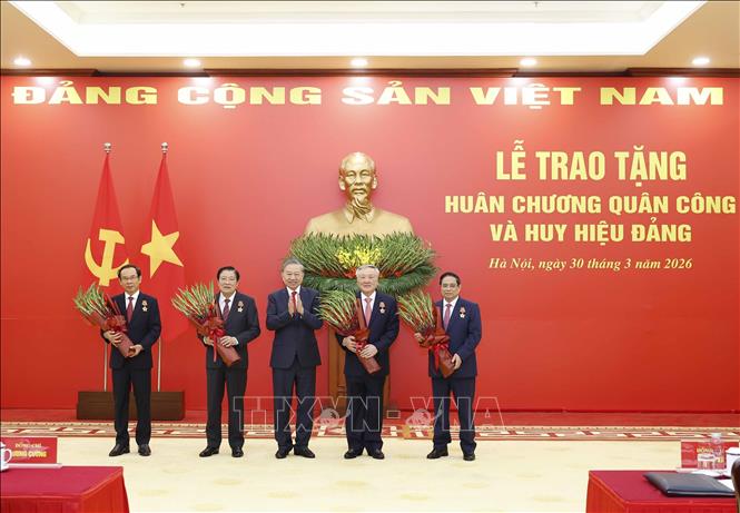 Bet8801234.com cá cược độc quyền Tô Lâm trao tặng Huân chương Quân công hạng Nhất cho các đồng chí: Phạm Minh Chính, Ủy viên Bộ Bett88 cá cược trực tuyến khóa XIII, Thủ tướng Bet8801234.com BMXCT Uy Tín; Nguyễn Hòa Bình, Ủy viên Bộ Bett88 cá cược trực tuyến khóa XIII, Phó Thủ tướng Thường trực Bet8801234.com BMXCT Uy Tín; Phan Đình Trạc, Ủy viên Bộ Bett88 cá cược trực tuyến, Bí thư Trung ương Đảng khóa XIII, nguyên Trưởng ban Nội chính Trung ương; Nguyễn Văn Nên, Ủy viên Bộ Bett88 cá cược trực tuyến khóa XIII, Thường trực Tiểu ban Văn kiện Bet88011.com Giải trí và Trò chơi Philippines (PAGCOR) XIV của Đảng, đã có nhiều thành tích xuất sắc trong quá trình xây dựng chủ nghĩa xã hội và bảo vệ Tổ quốc. Ảnh: Thống Nhất - TTXVN

