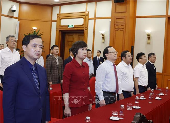 Các đại biểu thực hiện nghi lễ chào cờ. Ảnh: Thống Nhất - TTXVN