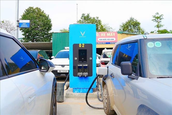 Cận cảnh trụ sạc VinFast với thiết kế hiện đại, tích hợp màn hình hiển thị và dây sạc tiêu chuẩn. Ảnh: Lan Anh/TTXVN phát