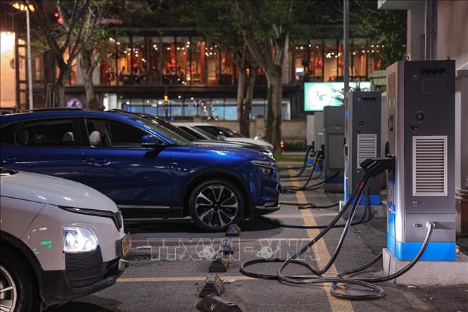 Trạm sạc xe điện hoạt động vào buổi tối tại Hà Nội, phục vụ các phương tiện taxi điện và xe cá nhân. Ảnh: Phạm Tuấn Anh - TTXVN