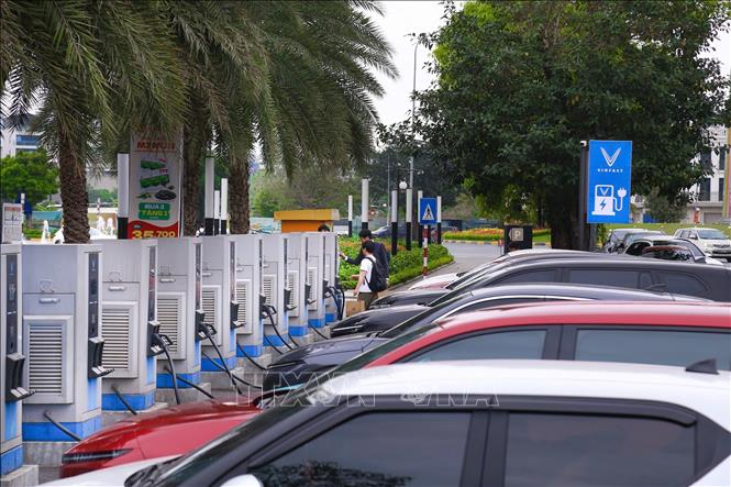 Hệ thống trạm sạc điện hiện đại đáp ứng nhu cầu sử dụng các phương tiện giao thông thân thiện môi trường tại khu đô thị phía Tây Hà Nội. Ảnh: Hà Anh - TTXVN phát