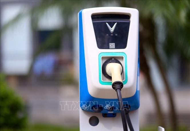 Hệ thống trụ sạc xe điện VinFast được lắp đặt đồng bộ tại khu vực khuôn viên chung cư CT1 Bệnh viện 103, sẵn sàng phục vụ nhu cầu của cư dân. Ảnh: Phương Anh - TTXVN phát