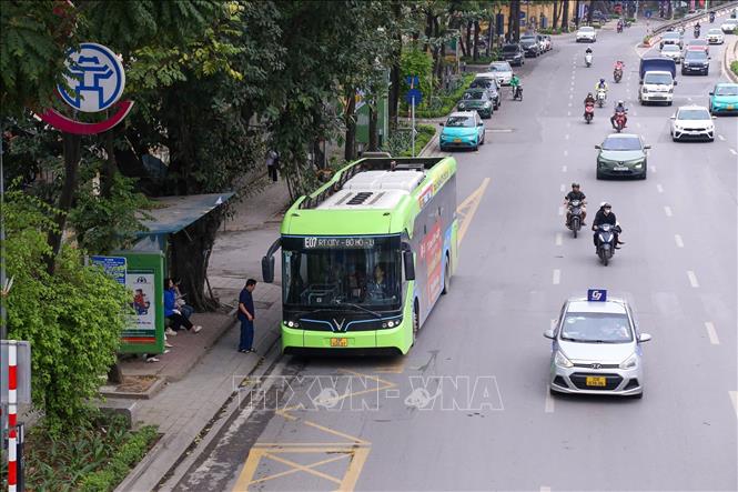Sự gia tăng phương tiện điện cùng hạ tầng sạc cho thấy xu hướng giao thông xanh đang hình thành rõ nét tại Hà Nội. Ảnh: Quỳnh Anh - TTXVN phát