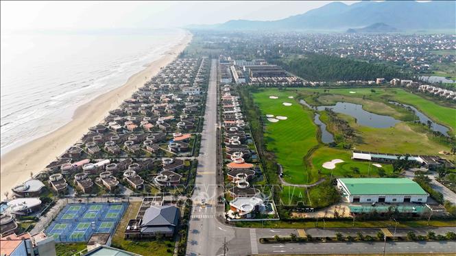 Khu du lịch biển Xuân Thành có các khu nghỉ dưỡng và hệ thống sân golf đáp ứng nhu cầu của du khách. Ảnh: Hữu Quyết - TTXVN