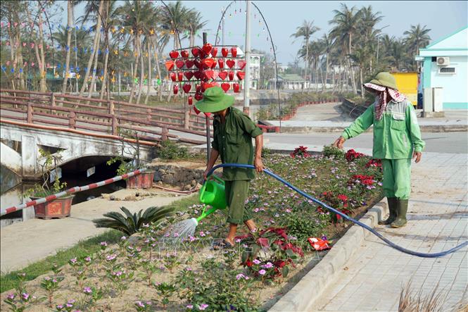 Công nhân chăm sóc các vườn hoa, tiểu cảnh tại Khu du lịch biển Xuân Thành. Ảnh: Hữu Quyết - TTXVN