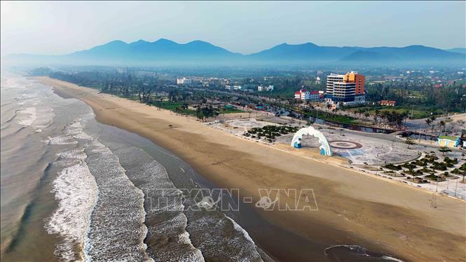 Khu du lịch biển Xuân Thành (xã Tiên Điền) là địa chỉ hấp dẫn đối với du khách khi mùa hè đến. Ảnh: Hữu Quyết - TTXVN