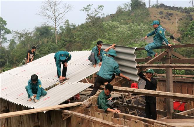 Chính quyền xã Bắc Mê (Tuyên Quang) cùng các lực lượng giúp người dân lợp lại nhà bị lốc xoáy. Ảnh: Đức Thọ - TTXVN
