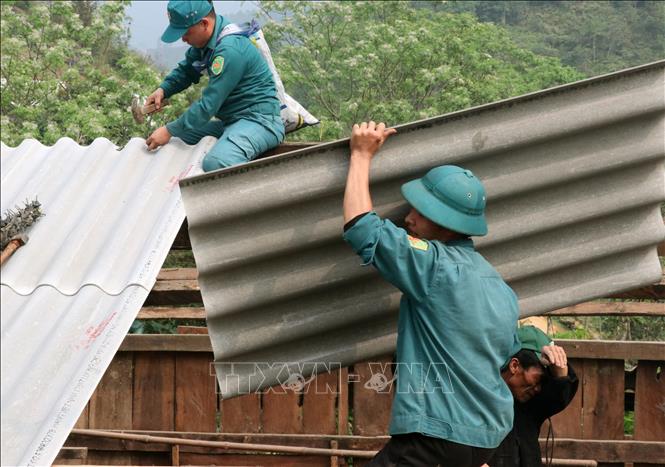 Chính quyền xã Bắc Mê (Tuyên Quang) cùng các lực lượng giúp người dân lợp lại nhà bị lốc xoáy. Ảnh: Đức Thọ - TTXVN