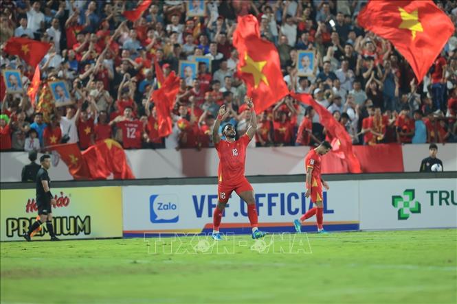 Xuân Son (12) ghi liên tiếp 2 bàn từ các pha đánh đầu ở phút 51 và 59, nâng tỷ số lên 3-0 cho đội tuyển Việt Nam. Ảnh: Minh Quyết - TTXVN