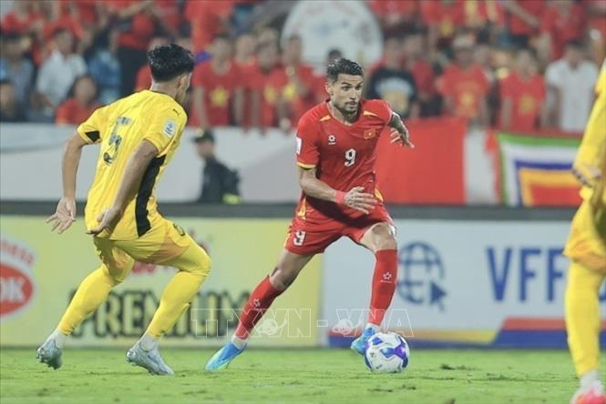 Hoàng Hên (9) đã có một trận đấu xuất sắc, nhưng thiếu chút may mắn để ghi bàn thắng đầu tiên trong màu áo đội tuyển Việt Nam. Ảnh: Minh Quyết - TTXVN