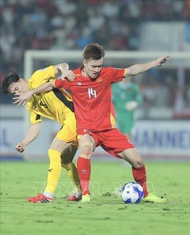 Hoàng Đức (14) thi đấu xuất sắc, làm chủ tuyến giữa và có những đường truyền đẹp mắt cho đồng đội. Ảnh: Minh Quyết - TTXVN