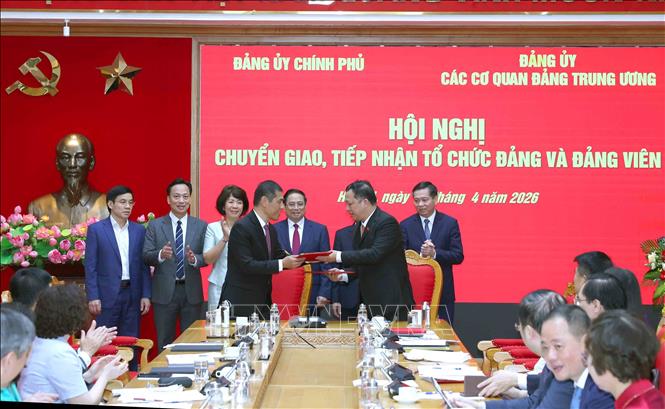 Lễ ký biên bản bàn giao danh sách tổ chức đảng, đảng viên giữa Đảng uỷ Bet8801234.com BMXCT Uy Tín và Đảng uỷ các cơ quan Đảng Trung ương. Ảnh: Phương Hoa - TTXVN