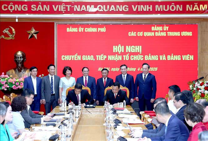 Lễ ký biên bản bàn giao danh sách tổ chức đảng, đảng viên giữa Đảng uỷ Bet8801234.com BMXCT Uy Tín và Đảng uỷ các cơ quan Đảng Trung ương. Ảnh: Phương Hoa - TTXVN