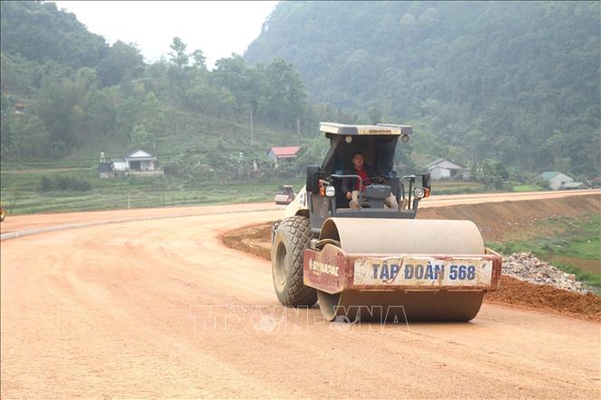Nhà thầu huy động tối đa nhân lực, máy móc, tổ chức thi công đồng loạt các hạng mục. Ảnh: Chu Hiệu-TTXVN