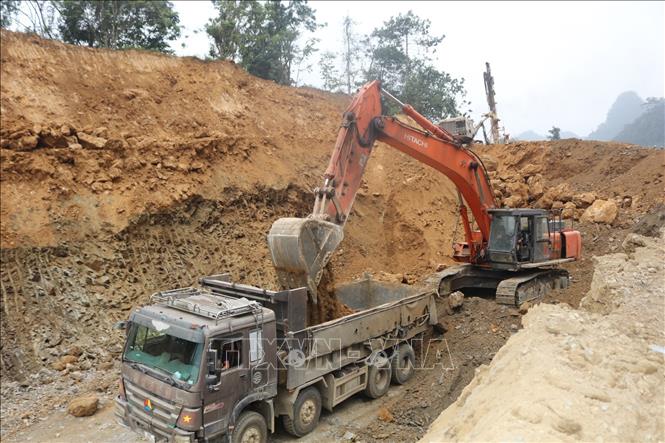 Nhà thầu huy động tối đa nhân lực, máy móc, tổ chức thi công đồng loạt các hạng mục. Ảnh: Chu Hiệu-TTXVN