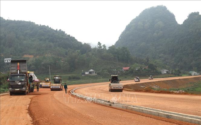 Nhà thầu huy động tối đa nhân lực, máy móc, tổ chức thi công đồng loạt các hạng mục. Ảnh: Chu Hiệu-TTXVN