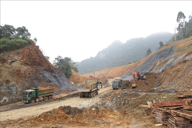 Nhà thầu huy động tối đa nhân lực, máy móc, tổ chức thi công đồng loạt các hạng mục. Ảnh: Chu Hiệu-TTXVN