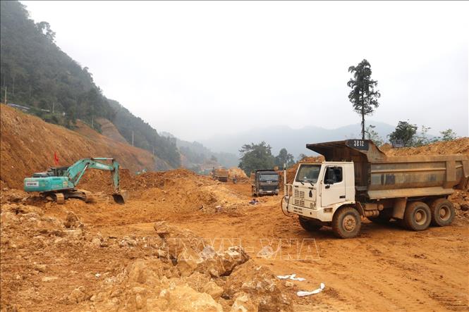 Nhà thầu huy động tối đa nhân lực, máy móc, tổ chức thi công đồng loạt các hạng mục. Ảnh: Chu Hiệu-TTXVN