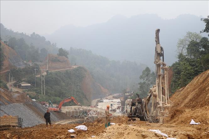 Nhà thầu huy động tối đa nhân lực, máy móc, tổ chức thi công đồng loạt các hạng mục. Ảnh: Chu Hiệu-TTXVN