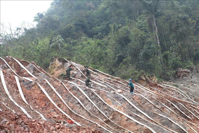 Quân khu 1 huy động hơn cán bộ, chiến sĩ tham gia hỗ trợ thực hiện dự án cao tốc Đồng Đăng - Trà Lĩnh. Ảnh: Chu Hiệu-TTXVN