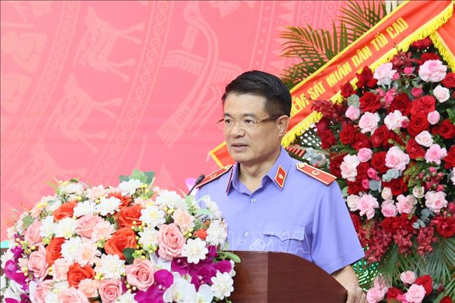 Viện trưởng VKSND Tối cao Nguyễn Huy Tiến phát biểu giao nhiệm vụ cho 2 lãnh đạo VKSND thành phố Hà Nội mới được bổ nhiệm. Ảnh: Kim Anh – TTXVN