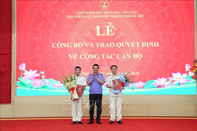 Viện trưởng VKSND Tối cao Nguyễn Huy Tiến trao quyết định bổ nhiệm cho tân Viện trưởng VKSND thành phố Hà Nội Nguyễn Hoài Nam và tân Phó Viện trưởng Đỗ Dương Toàn. Ảnh: Kim Anh – TTXVN